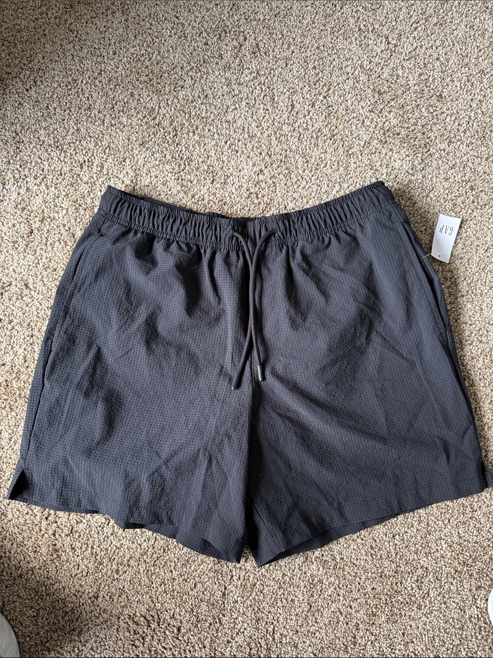 GAP Men’s black textured swim trunks